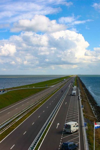 Hoe lang duurde de bouw van de afsluitdijk?