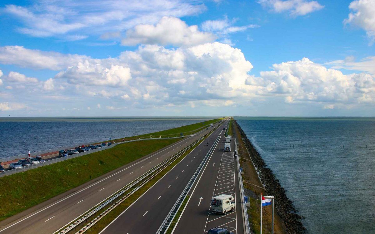 Hoe lang duurde de bouw van de afsluitdijk?